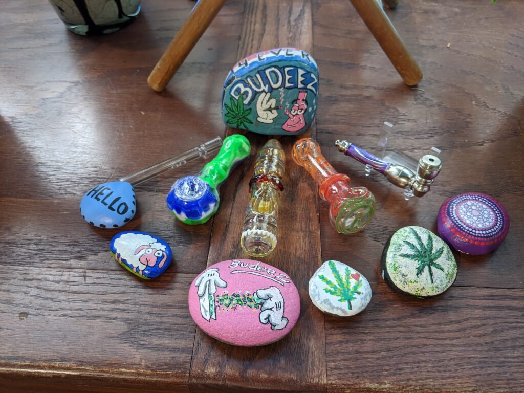 Budeez dispensary weed paraphernalia hand pipes bongs waterpipes bubblers joints rolling papers dab rigs vape pens wax concentrates